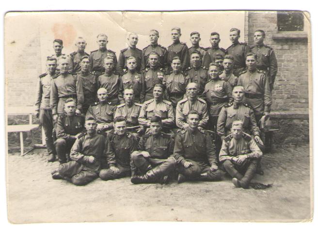 Фото 4 Абрамов Николай Петрович (верхний ряд, первый слева) 
