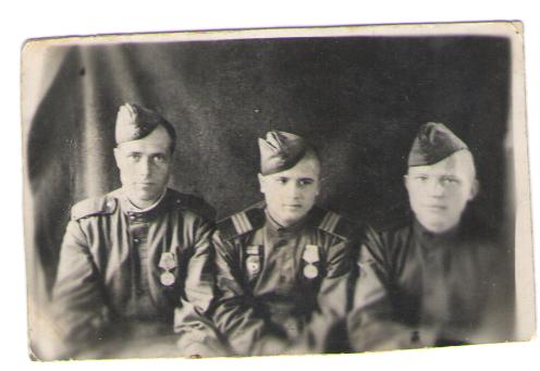 Фото 5 Абрамов Николай Петрович (в центре). Май 1945 г. Германия, г. Миров