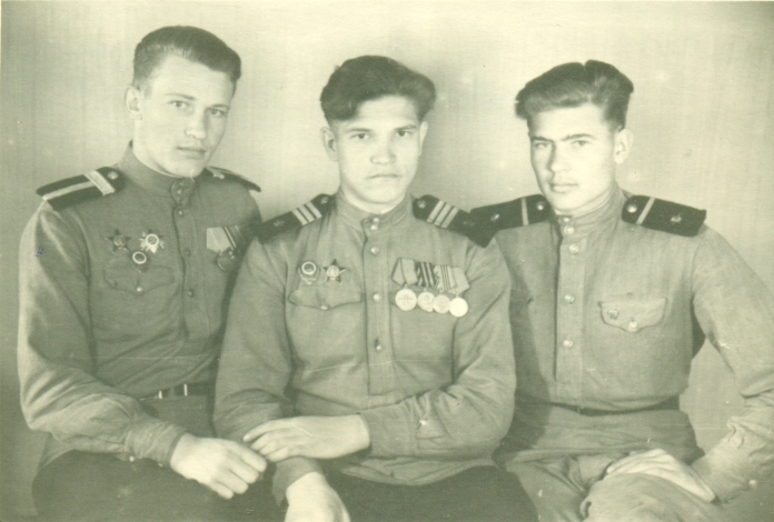 Абросимов В.И. (на фото: в центре)