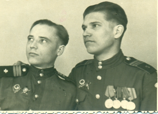 Абросимов В.И. (на фото: справа). Германия, Потсдам, 1945 год. В ожидании демобилизации