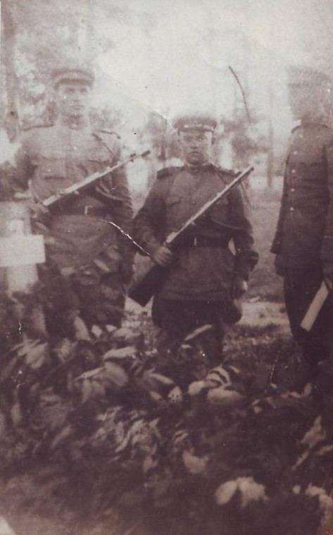 Аброськин Дмитрий Дмитриевич (на фото: в центре) с сослуживцами