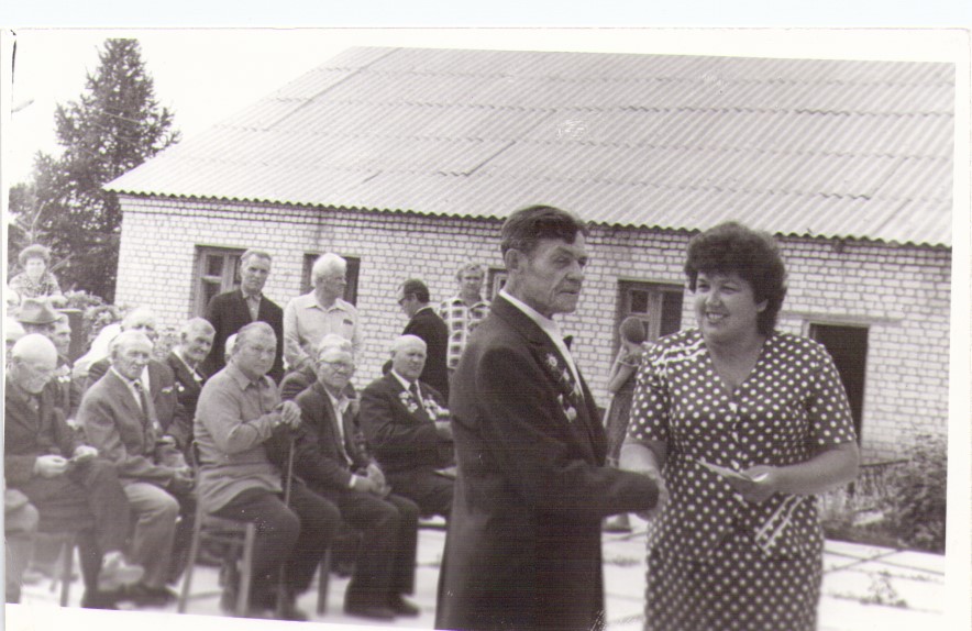 Фото Авдеев Алексей Васильевич, 1985 г., вручение юбилейной медали. Медаль вручает председатель сельского совета