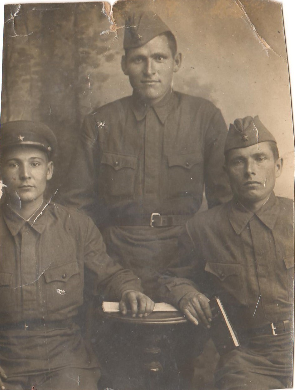 Фото Абдулов Хабибулла Ахмадуллович (на фото: в центре) с боевыми товарищами, 1941 год.